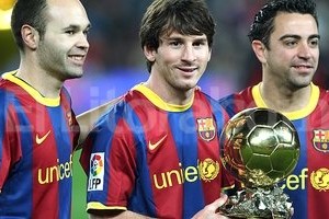 EFE Iniesta, Messi con el Balón de Oro ganado esta semana, y Xavi.