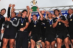 Prensa IRB Nueva Zelanda levanta el trofeo de campeón en Japón 2009. Hizo lo mismo un año antes, en Gales 2008.