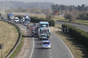 ELLITORAL_43538 |  Luis Cetraro Una caravana de autos acompañó al colectivo que trasladó al seleccionado hacia el predio de Colón al costado de la autopista.