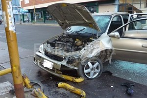 Danilo Chiapello Ya fuera de control el rodado arrancó de cuajo las barras de protección de una columna del alumbrado público.