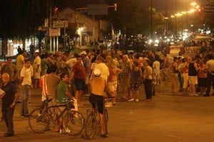 Mauricio Garín Obras urgente. En Aristóbulo del Valle al 5600 tuvo lugar otra protesta de damnificados. Al igual que los vecinos que protagonizaron los otros cortes de tránsito, se concentraron para manifestar su hartazgo de inundarse cada vez que llueve y pedir obras a la Municipalidad.