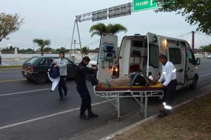 ELLITORAL_26832 |  Danilo Chiapello La víctima fue asistida por personal de emergencias y la policía mientras sus acompañantes observaban con espanto la escena.
