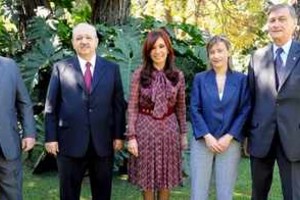 ELLITORAL_25524 |  Telam La presidenta Cristina Fernández de Kirchner encabeza desde las 13.30 un almuerzo de trabajo con los gobernadores de Tierra del Fuego, Fabiana Ríos; de Santa Fe, Hermes Binner; de Catamarca, Eduardo Brizuela del Moral; y de Corrientes, Ricardo Colombi.
