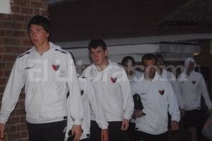 ELLITORAL_44010 |  Flavio Raina Fosgt encabeza la fila. Detrás del defensor, aparecen Germán Lesman, Iván Moreno y Fabianesi, y el resto de sus nuevos compañeros, después de la práctica futbolística.