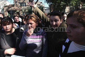 ELLITORAL_31483 |  Mauricio Garín Madres de la escuela Ceferino Namuncurá se mostraron preocupadas y angustiadas.  Soy empleada doméstica y tengo 3 hijos ¿Qué hago sin la asignación? , planteó una de ellas.