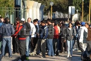 Mauricio Garín La gente aprovechó que no hacía frío a la mañana temprano para volcarse a las boleterías y asegurarse la entrada. No hubo tantos problemas como cuando se jugó el clásico.