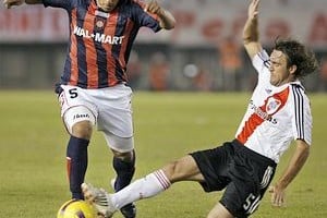ELLITORAL_28491 |  Archivo El Litoral El ex River,  ahora en el Veracruz de México, es el que tiene mayores posibilidades de calzarse la rojinegra Nº 5.