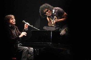 Pablo Aguirre García interactuó con su público y se divirtió con los músicos de su banda, compañeros en este momento especial de su carrera.