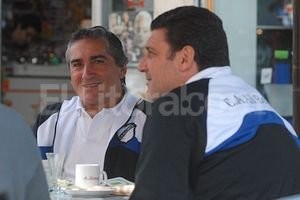 ELLITORAL_47048 |  Mauricio Garín José Romero, técnico de All Boys, matando la espera con un cafecito en La Peatonal santafesina.