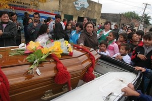 ELLITORAL_25956 |  Guillermo Di Salvatore El féretro recorre los barrios de la ciudad. Los vecinos le dan el último adiós al Padre de los pobres.