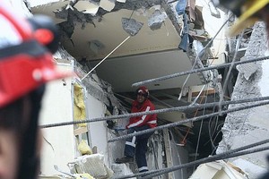 EFE Bomberos chilenos trabajan en la búsqueda de sobrevivientes hoy, entre los escombros de un edificio, en la ciudad de Concepción (Chile).