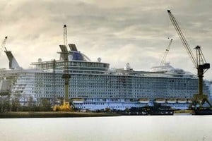 EFE Algunos ya lo llaman El Titanic del siglo 21 , la comparación es innegable.