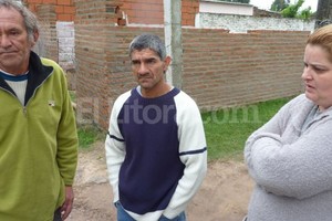 ELLITORAL_47390 |  Danilo Chiapello. Ramón, José y Carina, dos familiares y una vecina que anoche acudieron en auxilio del hombre herido de muerte.