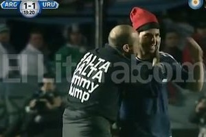 Imagen TV El tarado abrazando a Sergio Agüero