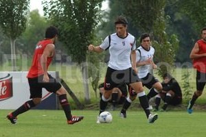 Flavio Raina Prédiger con la pelota en los pies, y muy cerca, Urribarri que le pasa por atrás. Uno de los movimientos que requiere el nuevo dibujo de Sciacqua, en este caso, con el balón en poder de Colón.