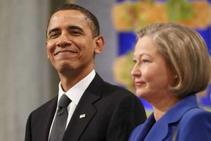EFE El presidente estadounidense, Barack Obama y la miembro del Comité del Nobel Kaci Kullmann Five posan en el Ayuntamiento de Oslo (Noruega) antes de la ceremonia de entrega del premio Nobel de la Paz.