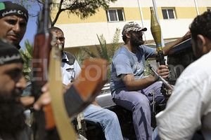 ELLITORAL_45258 |  EFE Los insurgentes combaten ferozmente en las calles de la capital libia.