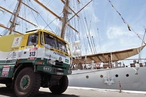 EFE El vehículo Tatra del brasileño André Azevedo pasa delante de la fragata Libertad en el parque cerrado del rally.