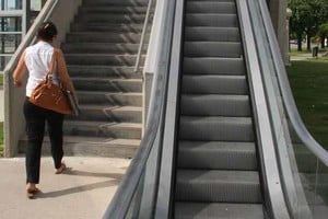 ELLITORAL_24757 |  Alejandro Villar Esta mañana, varias personas utilizaban la escalera de cemento para poder cruzar a la zona portuaria. Como lo mismo sucedió en enero, muchos no se sorprendieron.