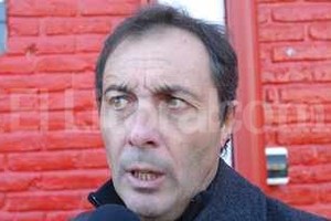 ELLITORAL_30802 |  Pablo Aguirre Todos contra los de negro. Hasta Kudelka se la agarró con el árbitro Alejandro Toia y con el primer asistente Silvio Maguna, en el intento porque vuelvan a cobrar el offside por el que el línea había levantado la bandera.