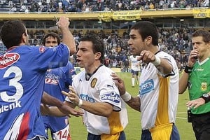 ELLITORAL_42174 |  El Litoral Fioretto le muestra la navaja a Delfino.