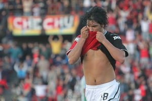 ELLITORAL_22006 | Pablo Aguirre A pesar de la opinión de algunos, esta foto lo resume todo: Tito Ramírez besa la camiseta de Colón después de un gol a Banfield en julio del año pasado en Santa Fe. El 18 quiere volver.