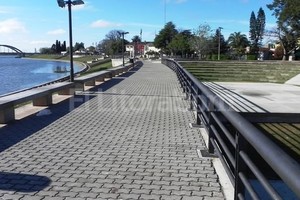 Agencia Santo Tomé Realmente necesaria. Mucho se discutió todos estos años sobre la flamante costanera, pero lo que nunca estuvo en tela de juicio ha sido su importancia como componente paisajístico en la relación de la ciudad con el río.
