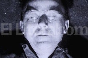 EFE Aún con los anteojos puestos y tras morder una cápsula de cianuro. Himmler se había afeitado su bigote y utilizado un parche en un ojo para evadir los controles Aliados, cosa que no logró.
