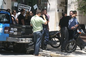 Guillermo Di Salvatore Escenas de profundo dolor se observaron este mediodía entre familiares, amigos y compañeros de trabajo de Flores, que se concentraron en una sala de velatorios.