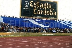 Archivo La bandera fue confeccionada en Buenos Aires y llegó anoche a Córdoba.