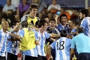 EFE El final desató la alegría de los chicos. Entre ellos, el que asoma su cabeza sobre todos con la pechera amarilla es Andrés Mehring, mientras que a su costado, el morocho que sonríe con una botella azul en su mano es Marcos Fernández, ambos de las inferiores de Colón.