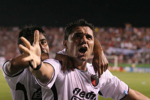 ELLITORAL_20744 |  Mauricio Garín Exigió. Clima denso y una pierna con molestias, pero el artillero siguió dándole duro a la redonda. Fuertes es inagotable.