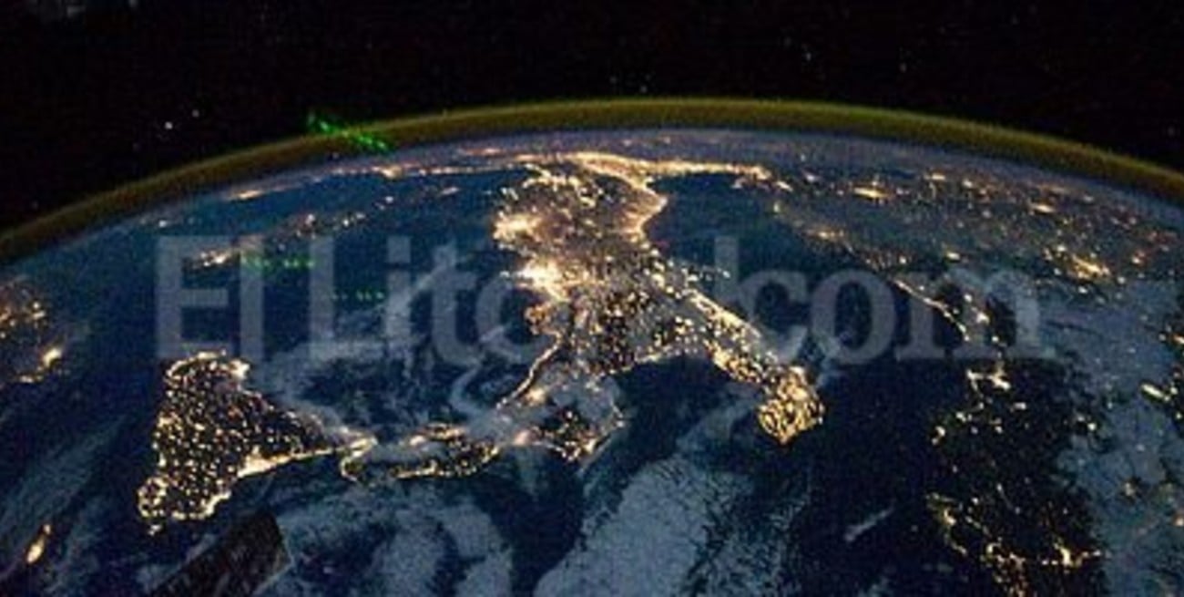Italia de noche, desde el cielo