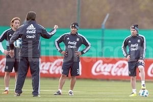 Agencia EFE Todavía no. Carlitos sigue entrenando con esperanzas de jugar, pero en la mente de Batista hay otro equipo, al menos por ahora.