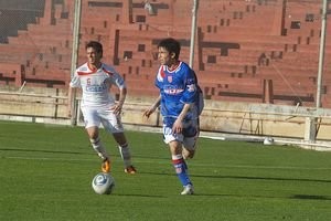 ELLITORAL_44859 | Flavio Raina Labor destacada. Matías Soto Torres, con la marca de Nicolás Batista, hijo del ex técnico de la Selección Argentina.