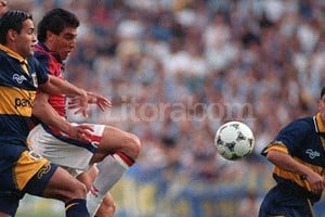ELLITORAL_40016 |  DyN Aquellos tiempos no tan lejanos, cuando el Negro Gamboa se puso la camiseta de Boca. En esta ocasión, apela a toda su fuerza en un partido ante San Lorenzo, mientras Chiche Soñora lo observa.