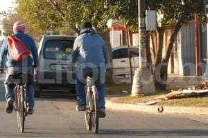 Flavio Raina En las avenidas que tienen alta densidad vehicular, las bicicletas que infringen normas de tránsito dan lugar a eventuales situaciones de riesgo.