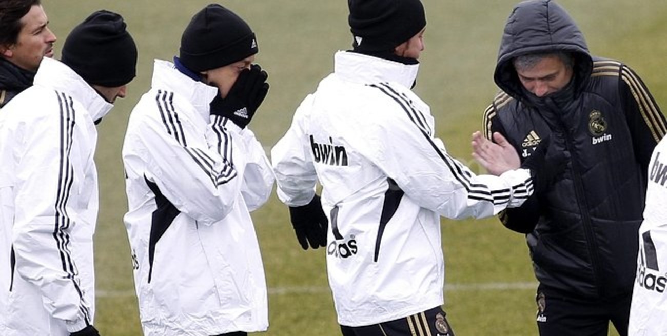 Duro enfrentamiento entre jugadores del Real Madrid y el DT José Mourinho