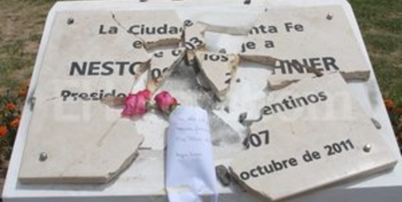 A 17 días de la inauguración del paseo, destruyeron la placa homenaje a Kirchner