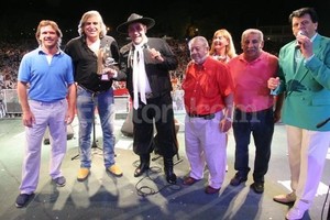ELLITORAL_37551 | Pablo Aguirre. Diario El Litoral entregó al Chaqueño Palavecino el premio que reconoce su trayectoria y su exitosa presencia en el Festival. Lo entregaron José Caputto y Ariel Durán, acompañados por el presidente de la comuna de Sauce Viejo, José Pepe Vázquez, Adriana Bassi y Roberto Pipi Rivero.