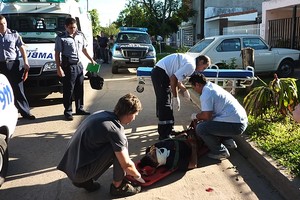 Danilo Chiapello Durante largo rato el sujeto permaneció inmóvil tirado sobre el pavimento. Debajo de su cuerpo la policía encontró la cartera de una de las víctimas.
