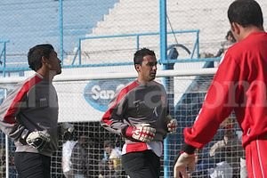 ELLITORAL_41701 | Pablo Aguirre ¿Quién ataja? Arce y Limia, en una entrada en calor conjunta.