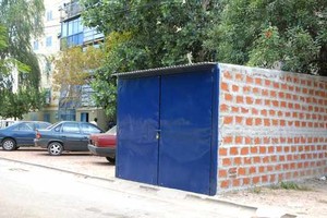 ELLITORAL_24428 |  Néstor Gallegos Cristina Cabral construyó su garage en una dársena del estacionamiento hace cuatro meses. Explicó a El Litoral que lo hizo porque está cansada de los ataques contra su vehículo.