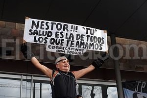 ELLITORAL_31720 |  DyN Algunos militantes permanecen frente al centro de salud para demostrar su afecto por el líder político.