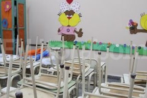 Amancio Alem. En la Beleno, los pupitres patas para arriba son el símbolo de una jornada signada por un alto acatamiento al paro docentes.