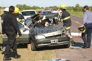 Horacio Macuglia (Paralelo 28) El conductor del Ford Fiesta, Jorge Bosch, de 49 años, debió ser rescatado con una tijera neumática.