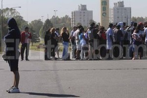DyN Esta mañana los vecinos sin viviendas volvieron al lugar para ocupar los terrenos que habían loteado ayer