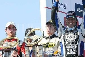 Archivo La foto de la polémica. El ganador y quien le cedió gratuitamente ese lugar.