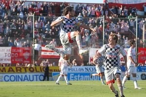 Mauricio Garín Puchero salta de alegría luego de marcar en el 2-0 sobre Instituto, en mayo de 2010.