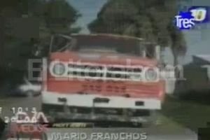 ELLITORAL_45114 | Fotodigitalización de Tv El camión continúa en la puerta de la comisaría rosarina.